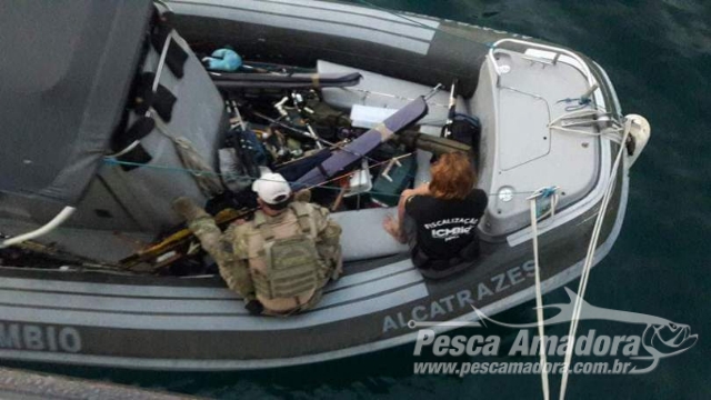PMA apreende barco que levava turistas para pesca esportiva proibida em Alcatrazes (SP)