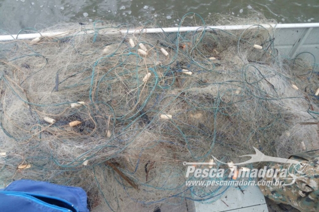 PMA apreende rede medindo 6.000 metros em área de preservação em Macaé-RJ