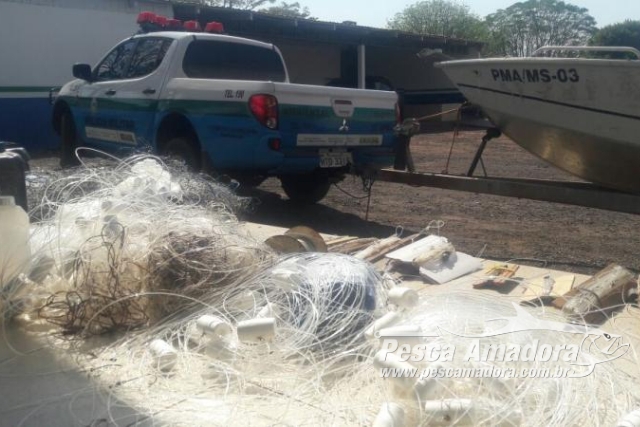 PMA autua dois por pesca ilegal e recolhe 300 m de redes e 110 anzóis de galho no MS