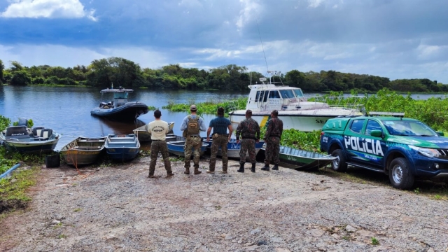 PMA e PF surpreendem pescadores em pesca ilegal em ponto de decoada no rio Paraguai em MS