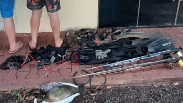 PMA flagra duas pessoas praticando pesca ilegal no Lago de Salto Caxias no Paraná