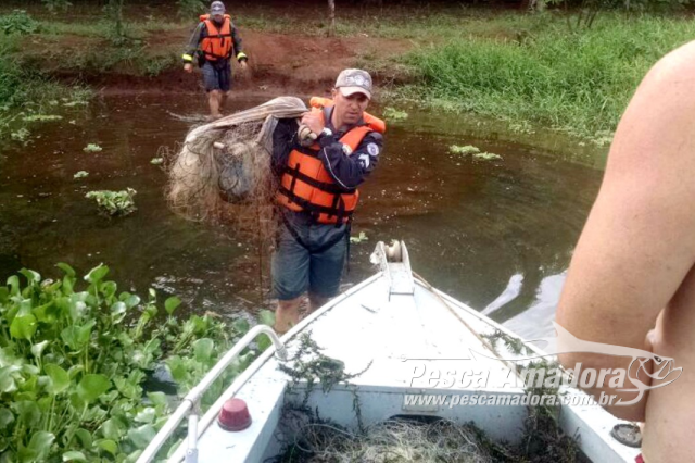 PMA flagra pesca ilegal e apreende mil metros de redes no rio tietê em Itapuí (SP)