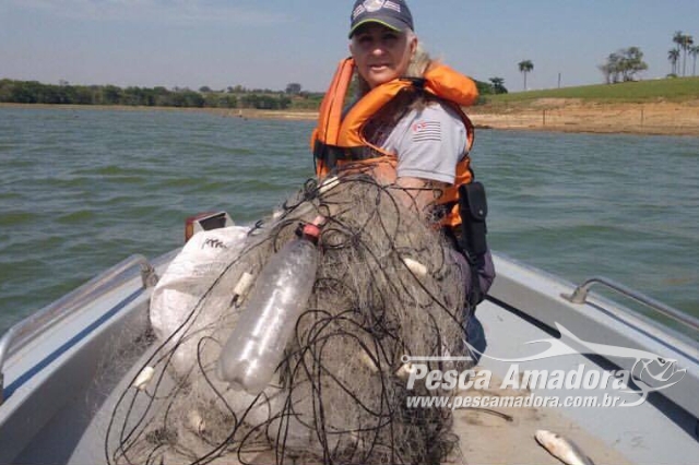 PMA flagra pesca ilegal e apreende redes no rio Tietê em Lins (SP)