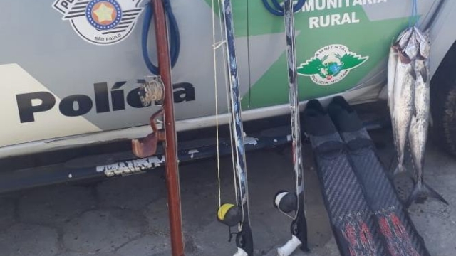 PMA flagra pesca subaquática ilegal e pesca de camarão em Cananéia e Ilha Comprida (SP)