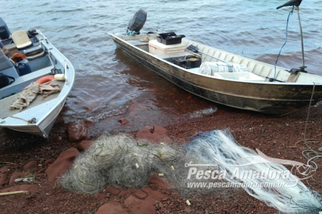 PMA flagra pesca ilegal e apreende redes no Rio Grande em Sta Rita D’Oeste-SP
