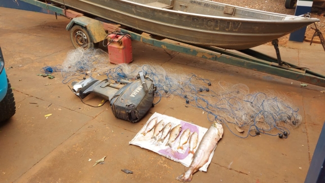 PMA prende e autua dois infratores praticando pesca de arrastão no Rio Coxim (MS)