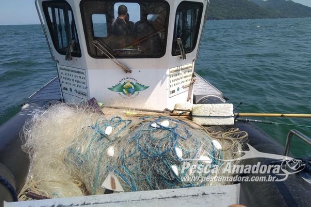 PMA recolhe 500 metros de rede na praia da Enseada em Bertioga (SP)