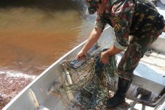 PMA recolhe 55 anzois de galho e autua construcao em APP no Rio Ivinhema-MS