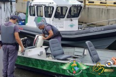 PMA recupera barco de pesca no litoral Sul de SP