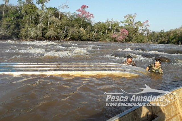 PMA salva dois pescadores que naufragaram em corredeira do rio Iguatemi em MS