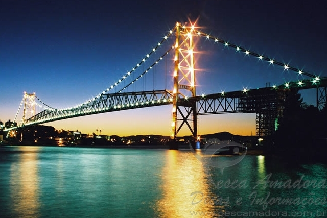 Praticantes da pesca esportiva se divertem a noite na orla de Florianópolis-SC