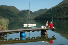 Pesca esportiva na beira do lago