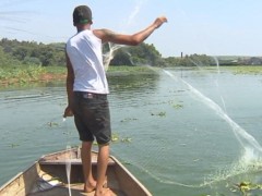 Pescadores reclamam da dificuldade de navegação e pesca do rio (Foto: Reprodução/TV TEM)