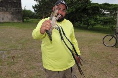 Pescador esportivo fisga especie exotica de camarao em Iguape-SP 2