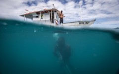 Homem mergulha na agua com arpão no parcel das paredes na regiao de Abrolhos (Foto: Estadão.com.br)