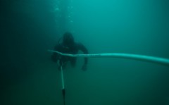 Homem mergulha na agua com arpão no parcel das paredes na regiao de Abrolhos (Foto: Estadão.com.br)