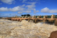 Pescadores amadores ignoram proibicao e pescam proximo a usina em Porto Velho-RO