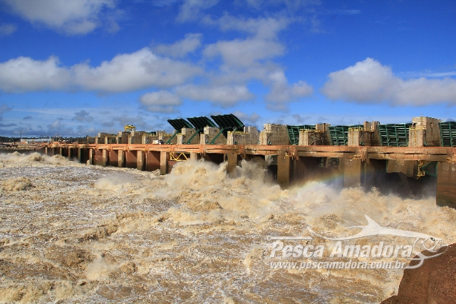 Pescadores amadores ignoram proibição e pescam próximo a usina em RO