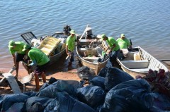Pescadores de MS recolhem lixo no Rio Parana 2