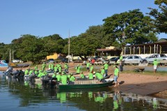 Pescadores de MS recolhem lixo no Rio Parana