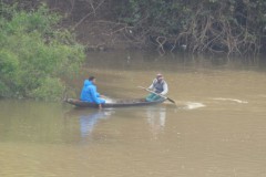 Pescadores flagram grupo fechando o Rio Cuiaba com redes em Varzea Grande-MT