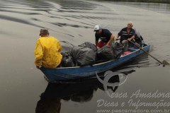 Pescadores limpam rios mangues em Cubatao-SP