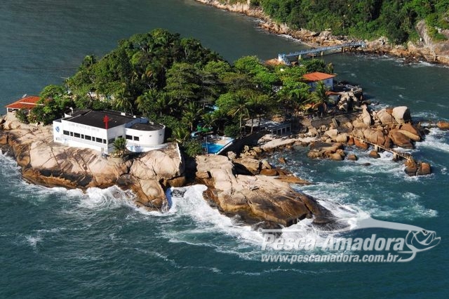 Pescadores são assaltados e obrigados a se jogar no mar em Guaruja-SP