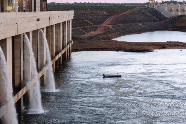 Pescadores se arriscam em área de segurança da Usina Hidrelétrica Estreito