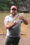 Wallace Santana com uma corvina em Pescaria no Rio Sao Francisco regiao de Piumhi-MG corvina
