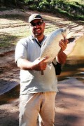 Wallace Santana com uma curimba em Pescaria no Rio Sao Francisco regiao de Piumhi-MG corvina