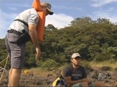 Policiais orientam pessoas pescando na margem do rio - Rio Preto-SP