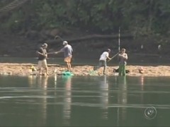 Pessoas pescando na margem do rio - Rio Preto-SP