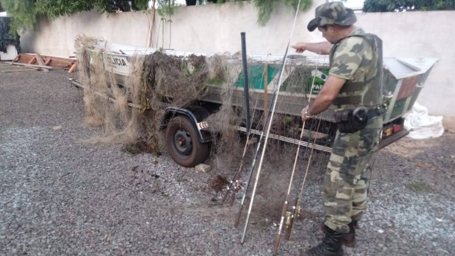 Polícia Ambiental flagra pesca ilegal e apreende 160 metros de redes no Rio Piqueri (PR)