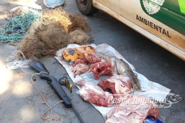 Policia Ambiental flagra pesca ilegal no Rio Ivai em Guaporema (PR)