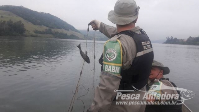Policiais apreendem 2,5 mil metros de redes durante fiscalização no rio Uruguai (RS)
