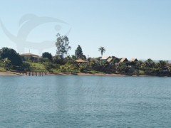 Ranchos as margens do rio Grande em Cassia-MG