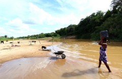 Ribeirina de 35 anos, Rosilene busca água no braço do rio  (Foto: Jornal Estado de Minas)