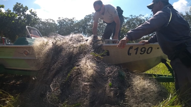 Trio é flagrado praticando pesca ilegal com 4.200 metros de redes no Rio Tietê em Itapuí (SP)