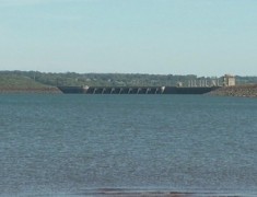 Usina da Água Vermelha na divisa entre Minas Gerais e São Paulo (Foto: Reprodução / TV TEM)