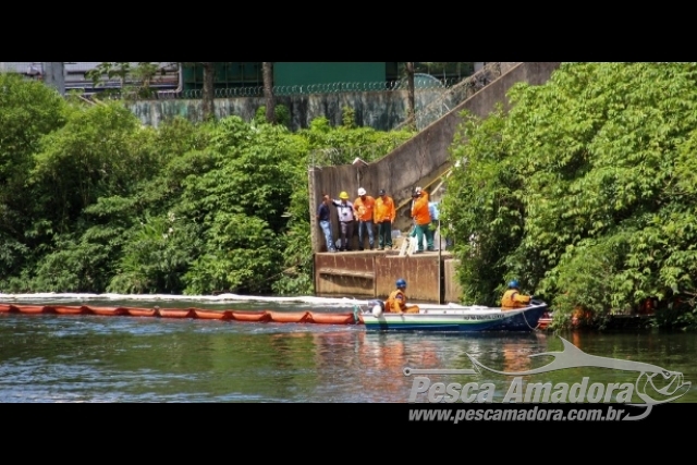 Vazamento de petróleo da Transpetro atinge rio Cubatão na Baixada Santista