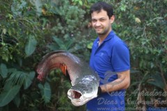 Wendel Rodrigo da Silva com um pirarucu de 20 kg capturado no Rio Grande
