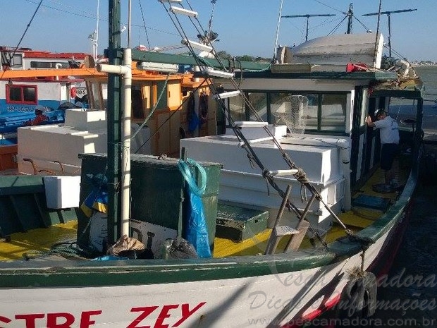 Operação apreende embarcações e 450 kg de sardinha viva em Macaé-RJ