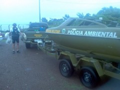 Dois foram preso e o material e peixes apreendidos no rio tramandai no RS (Foto Divulgação: Patram)