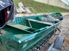 barco e material de pesca apreendidos em Rosana-SP