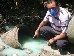 Especialista analisa esgoto que desagua no rio emboguacu no PR