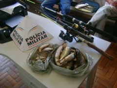 Peixes foram descartados e materiais apreendidos (Foto: Polícia Militar de Meio Ambiente/Divulgação)