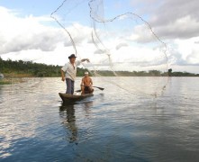 pesca com rede em balbina am
