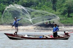 pescador artesanal profissional arremesssando rede de pesca