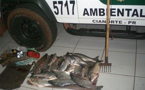 Dupla é flagrada com fisga e 24,3 kg de curimbatá em São Manoel do Paraná