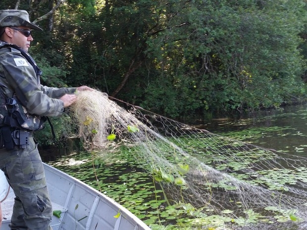 Polícia Ambiental apreende rede e espinhél em represa de Ponta Grossa-PR